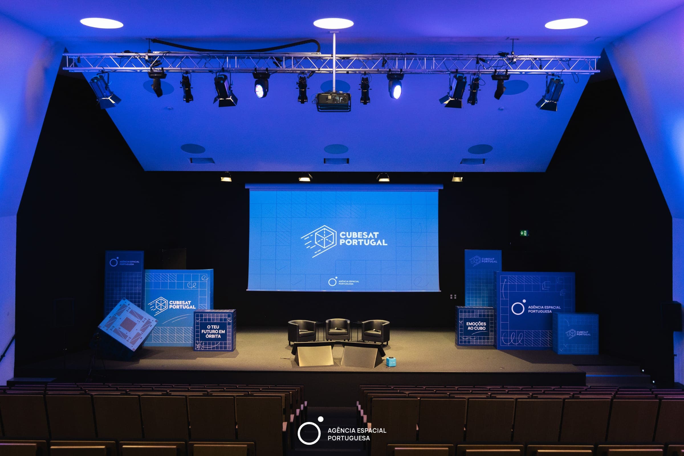 The CubeSat Portugal stage at the Portuguese Space Agency, before the programme's opening session